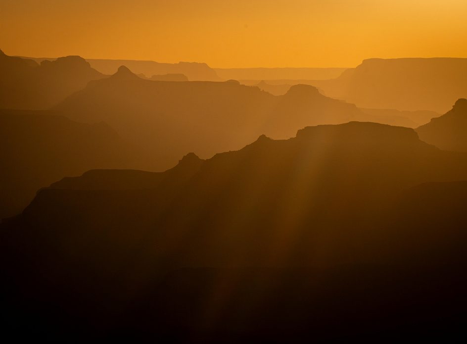 Imagem da serra do Barroso vista de cima para oeste, no pôr de sol